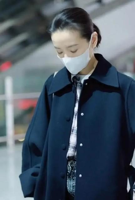 九游会J9：董洁真给“中年女人”长脸黑大衣配格纹衬衫时尚感不输小姑娘(图5)