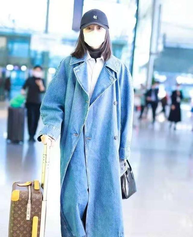 九游会J9：董洁真给“中年女人”长脸黑大衣配格纹衬衫时尚感不输小姑娘(图3)