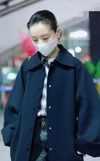 九游会J9：董洁真给“中年女人”长脸黑大衣配格纹衬衫时尚感不输小姑娘(图4)