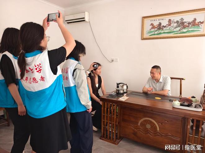 河北某大学学生来涿州采访五绝指针非遗传承人(图1)