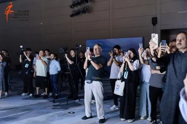 九游会J9：创新面料邂逅先锋设计2025柯桥春季国际纺博会时尚展中秀精彩绽放(图9)