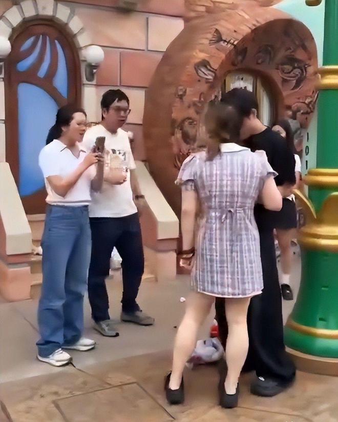 九游会J9：迪士尼打架后续：“兔子姐”衣服被扒目击者发声孩子爸先动手(图10)