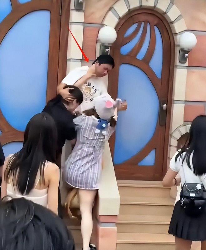九游会J9：迪士尼打架后续：“兔子姐”衣服被扒目击者发声孩子爸先动手(图7)