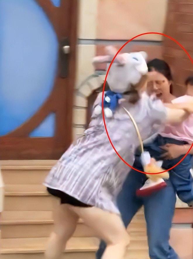 九游会J9：迪士尼打架后续：“兔子姐”衣服被扒目击者发声孩子爸先动手(图6)