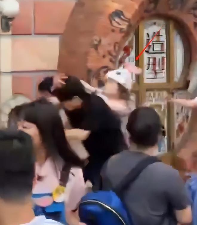 九游会J9：迪士尼打架后续：“兔子姐”衣服被扒目击者发声孩子爸先动手(图2)