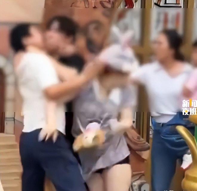 九游会J9：迪士尼打架后续：“兔子姐”衣服被扒目击者发声孩子爸先动手(图22)