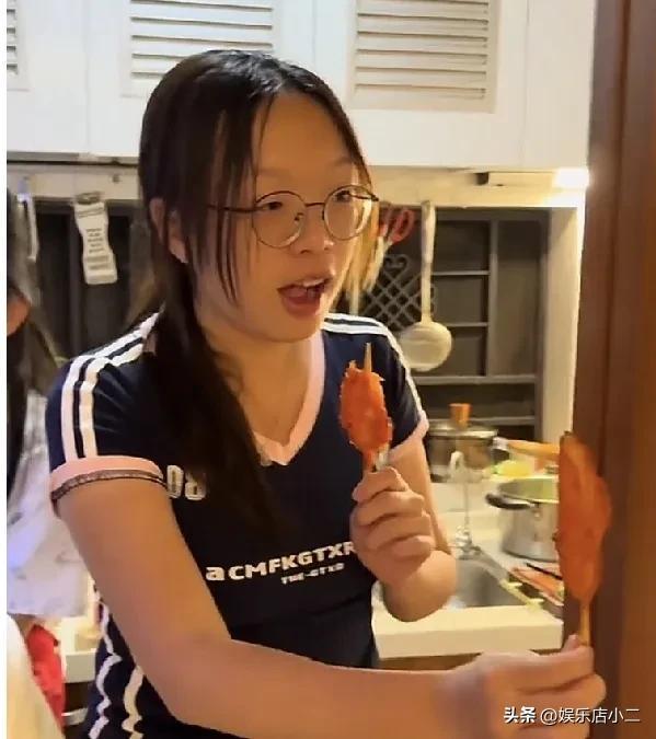 谢岳给浩男买名牌衣服两个细节看出老谢的心思三个女儿大评比(图17)