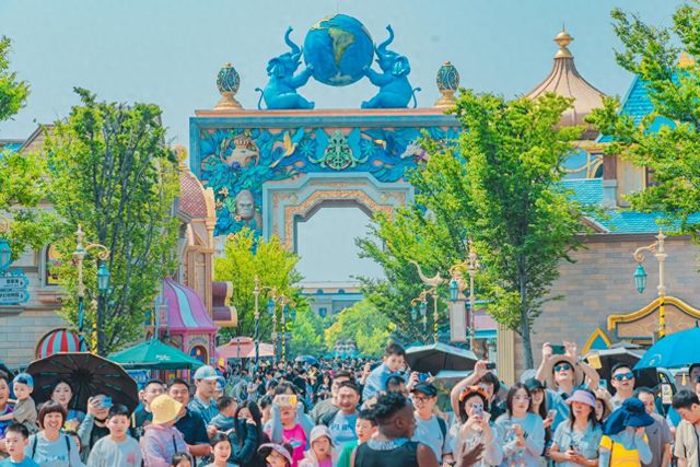 J9九游会：郑州：银基端午迎客158万人次神话体验强势“圈粉”(图1)