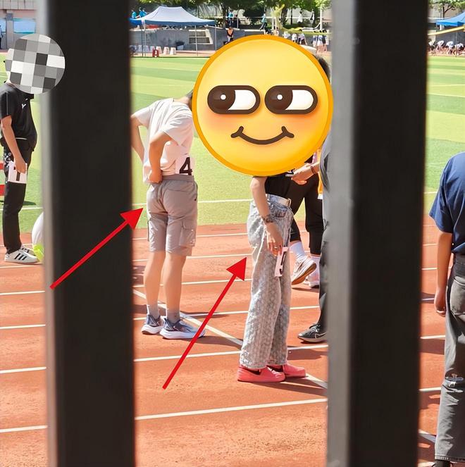 九游会J9：一张“初三女孩体测”照片让家长被数万网友指责：太不用心了！(图1)