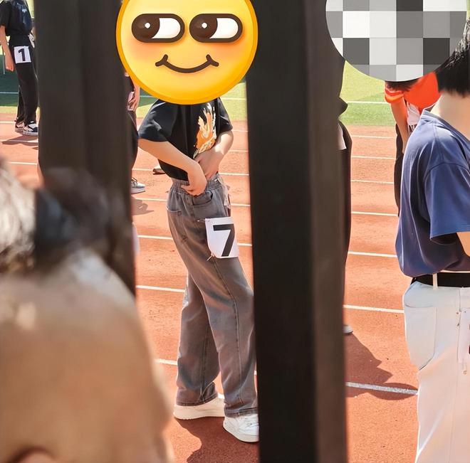 九游会J9：一张“初三女孩体测”照片让家长被数万网友指责：太不用心了！(图5)