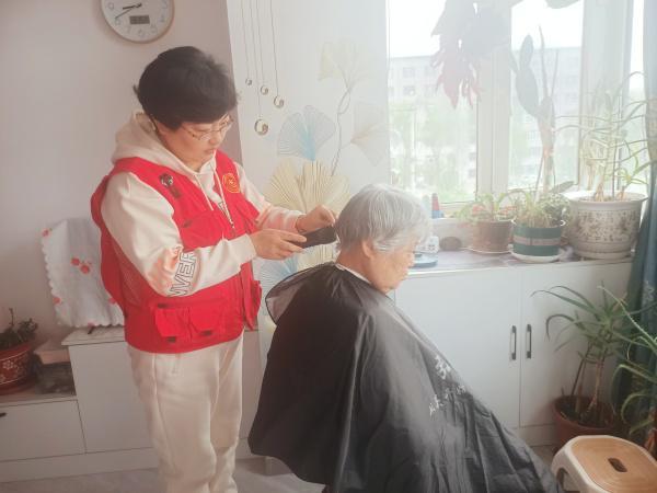 九游会J9：安达市弘宇爱心志愿服务站开展爱心“益”剪活动情暖特殊群体(图4)