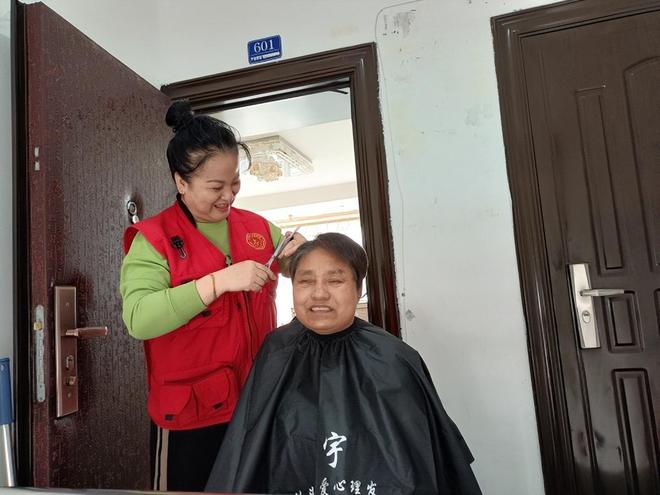 九游会J9：安达市弘宇爱心志愿服务站开展爱心“益”剪活动情暖特殊群体(图1)